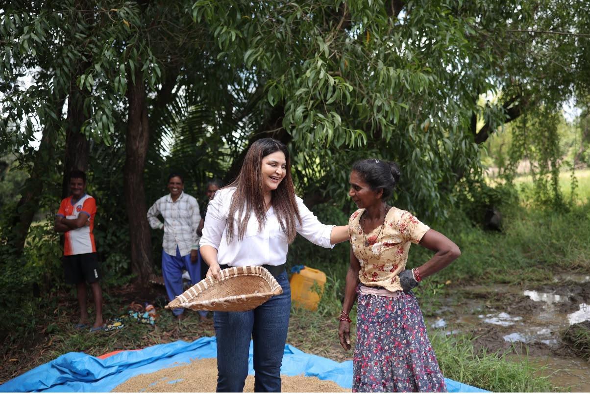 A warm conversation between women during a neighbourhood visit in Goa